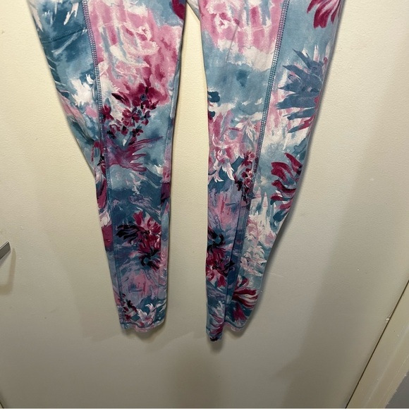 Weekends by Chico’s Fabulously Slimming Artistic Floral Pocket Leggings Size S - Picture 3 of 10